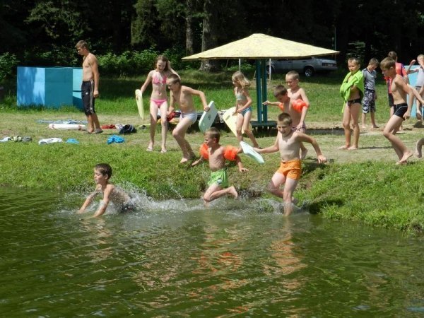 Влітку дітей безплатно вчать плавати. ФОТО